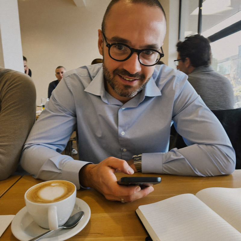 Kunde im Café