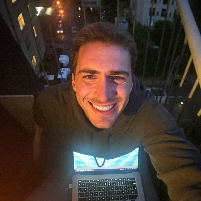 Kunde Selfie auf Balkon mit Laptop