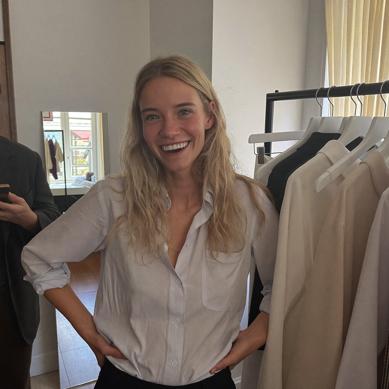 Kundin in ihrer Boutique